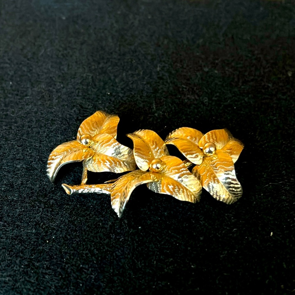 Vintage Gold Tone Floral brooch ￼